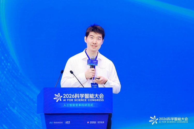 ▲深势科技创始人兼首席科学家、北京科学智能研究院理事长张林峰作主题报告