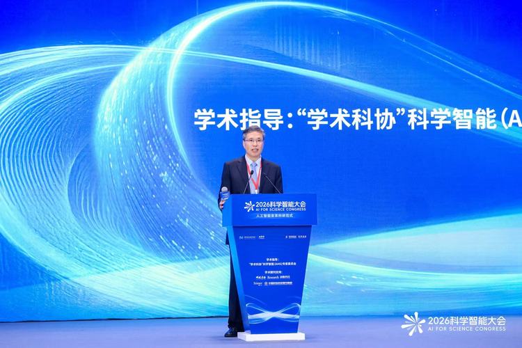 ▲“学术科协”科学智能专家委员会秘书长、科技导报社社长林润华主持会议
