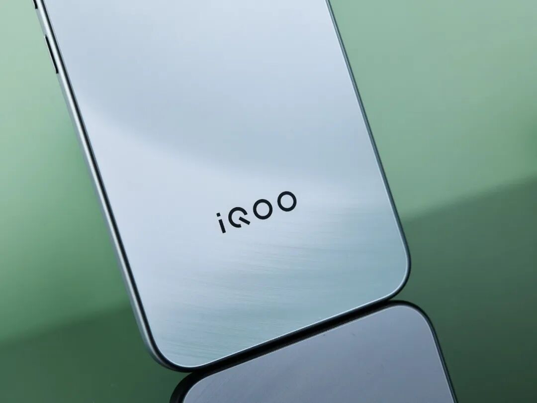 iQOO Z11S深度体验：万级超薄蓝海电池，可以打电话的充电宝