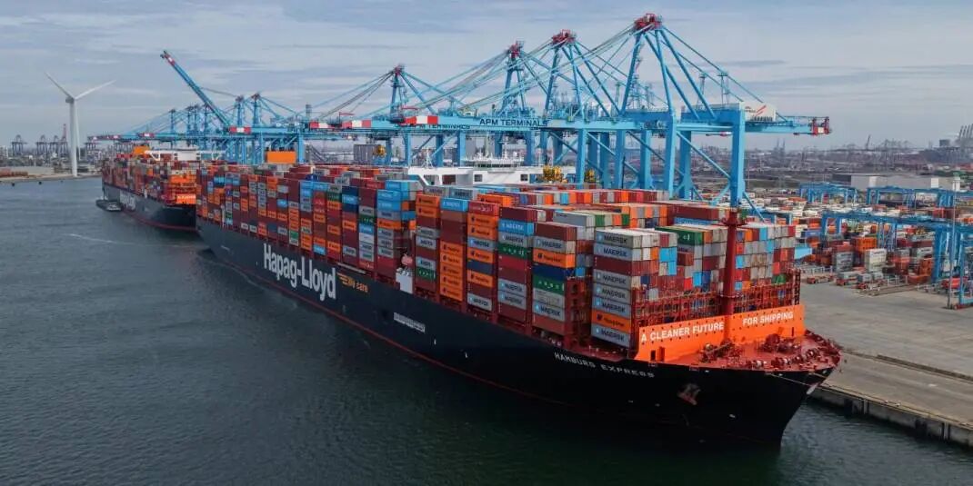 MVII_and_Hapag-Lloyd.JPG