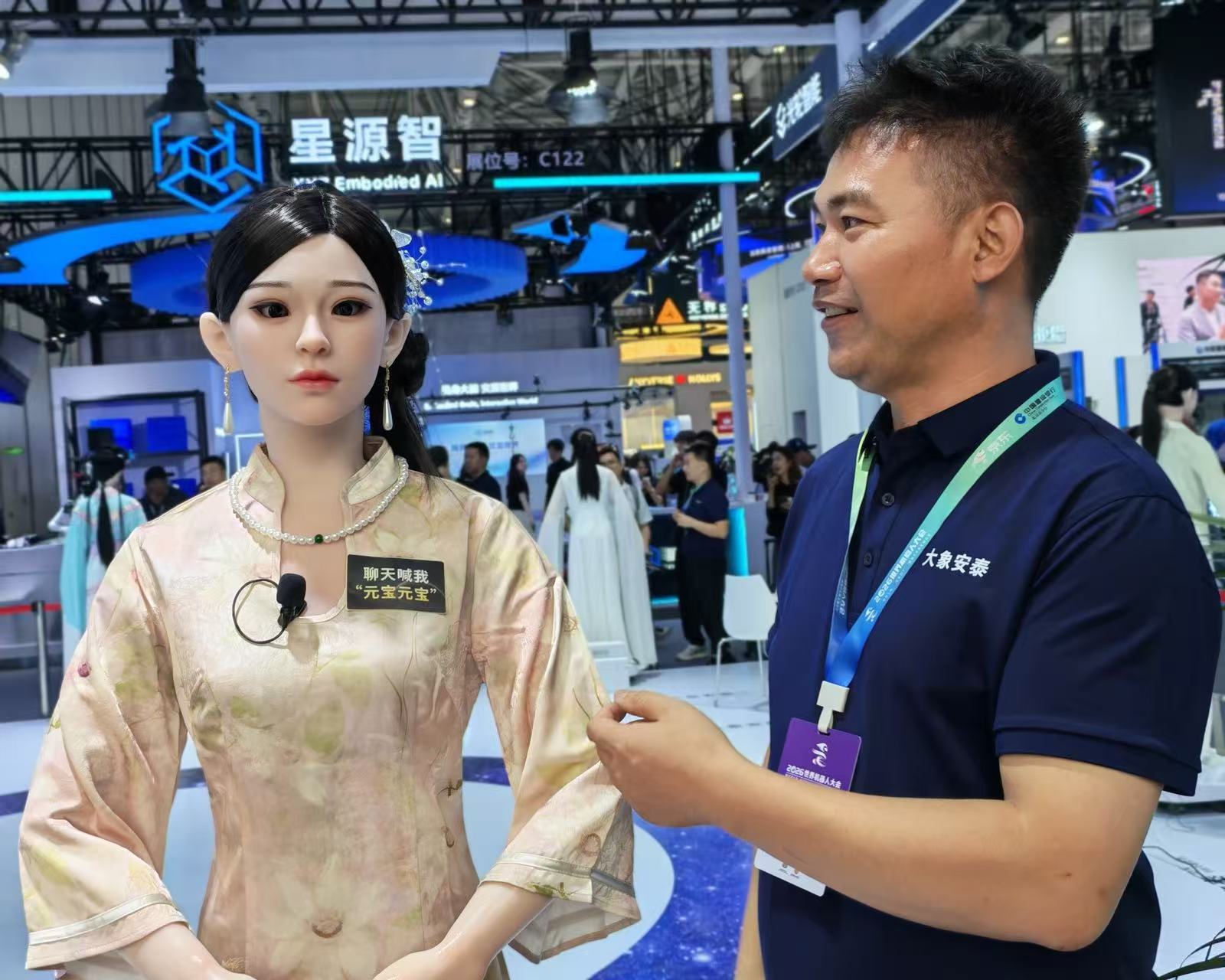 李建博正在介绍大象安泰的仿生机器人产品（图源：时代周报记者摄）
