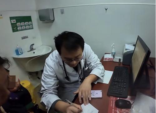 2024年，杨国辉正在为家长讲解用药注意事项。 受访者供图