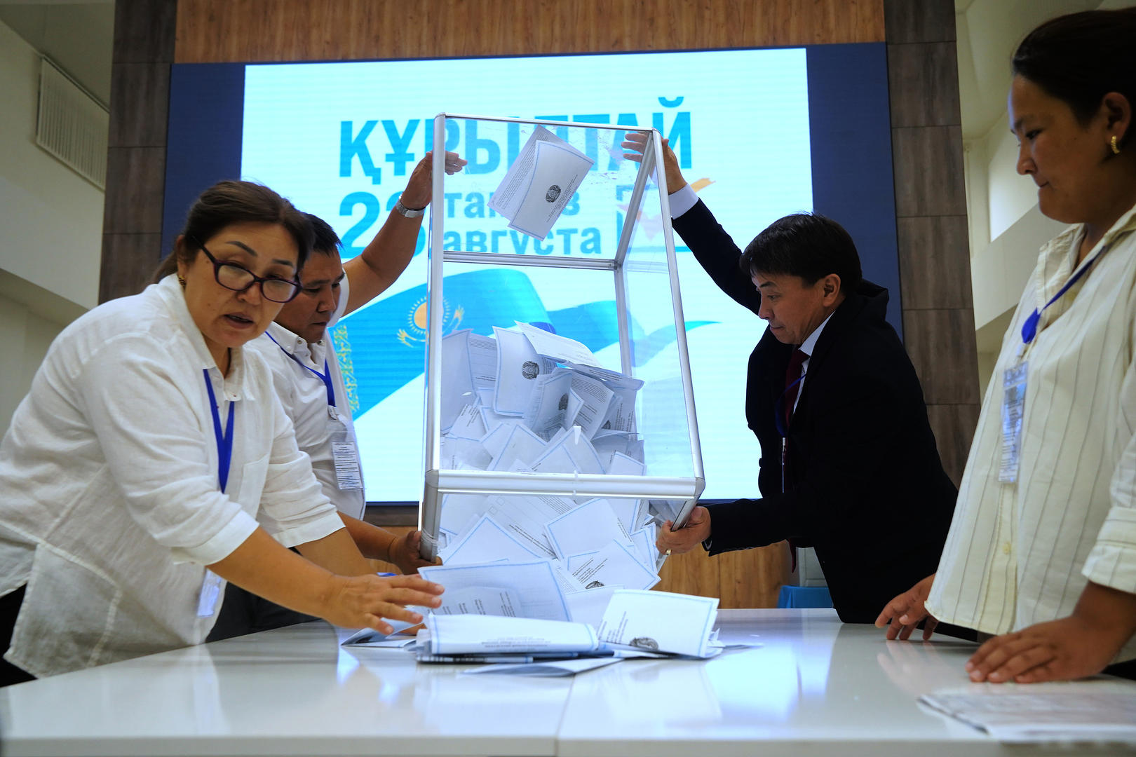 ▲当地时间2026年8月23日，哈萨克斯坦阿拉木图，选举委员会成员在提前议会选举期间于一处投票站计票（图据视觉中国）