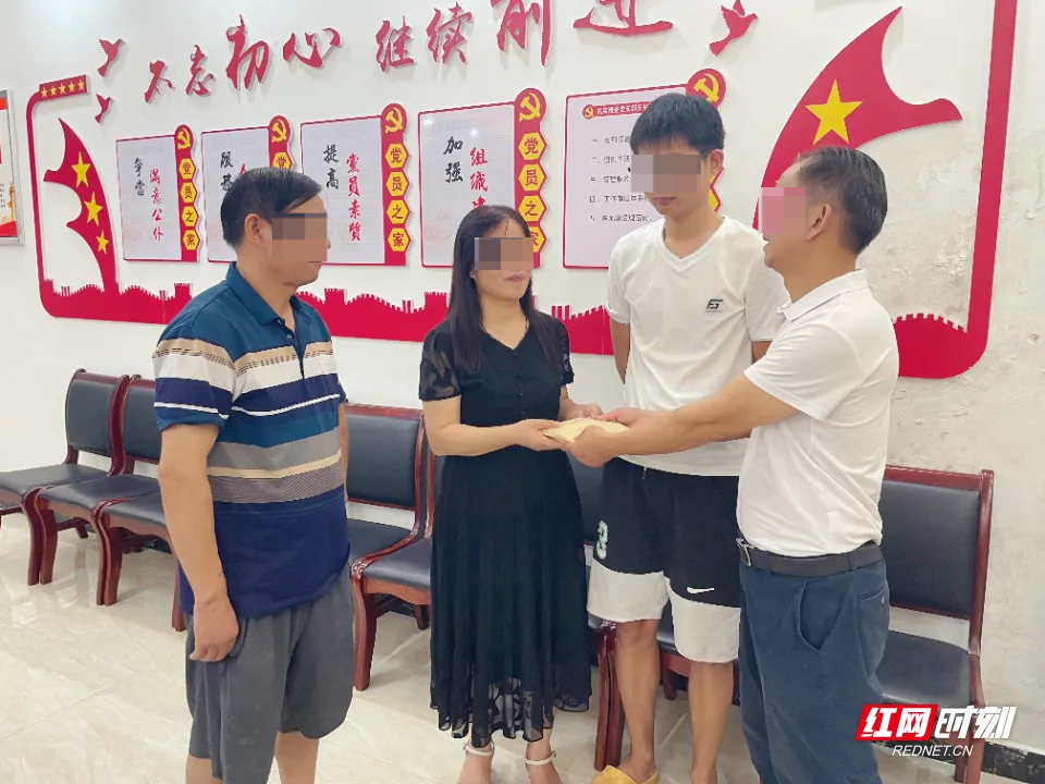 ▲龚胜利送上2万慰问金 图据红网时刻