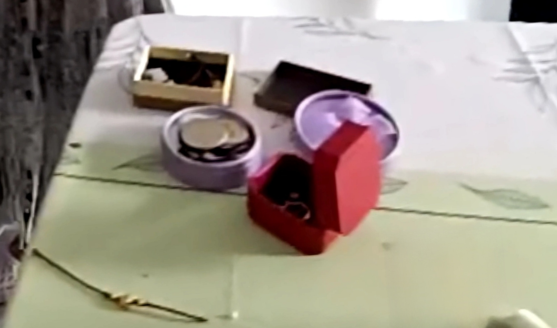 ▲嫌疑人藏匿在家中的少量黄金制品