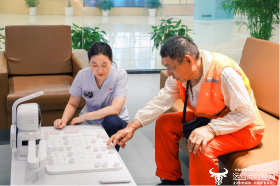 （在中国移动“AI清凉驿站”，户外劳动者与AI机器人进行对弈）