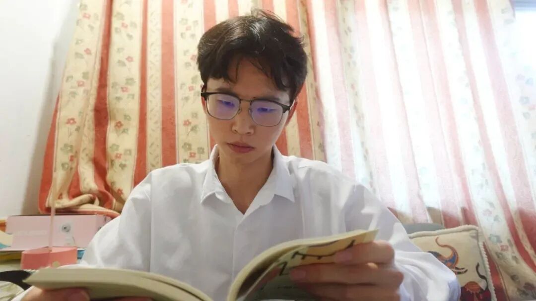 董帅范在家学习。受访者供图