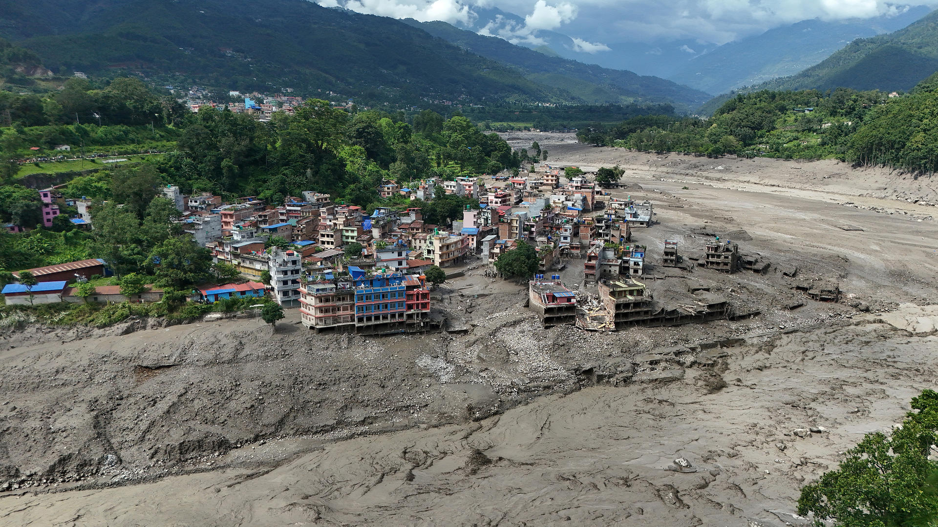 ▲当地时间2026年8月26日，尼泊尔努瓦果德县，特利苏里巴扎尔地区遭遇山洪后受损房屋的航拍画面（图据视觉中国）