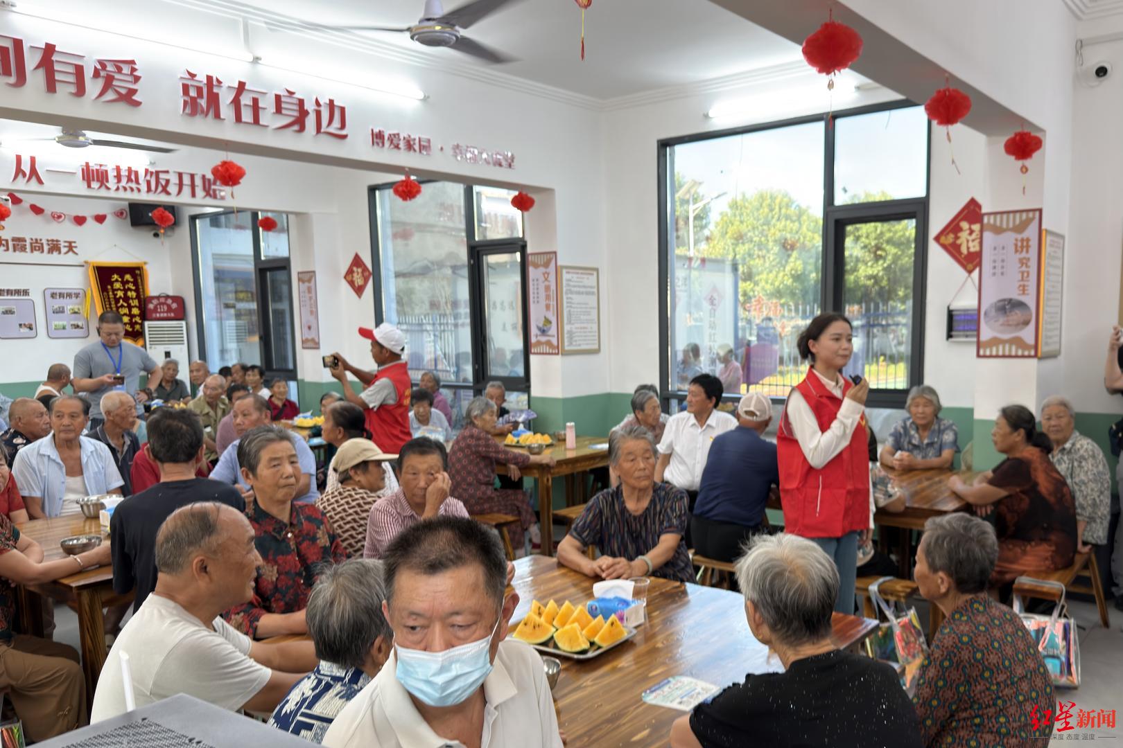 ▲江夏区乌龙泉街道新建村，由村两委办公点改造的幸福食堂