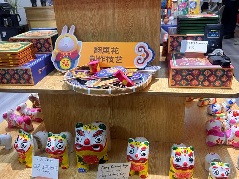 形式多样的翻里花产品。新京报记者 展圣洁 摄
