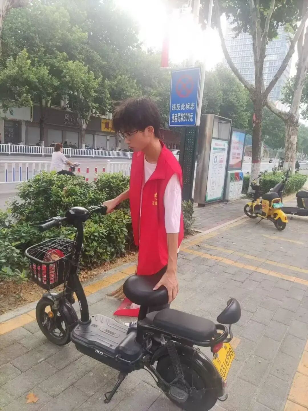 董帅范在校期间当志愿者。图片来源：湖北日报