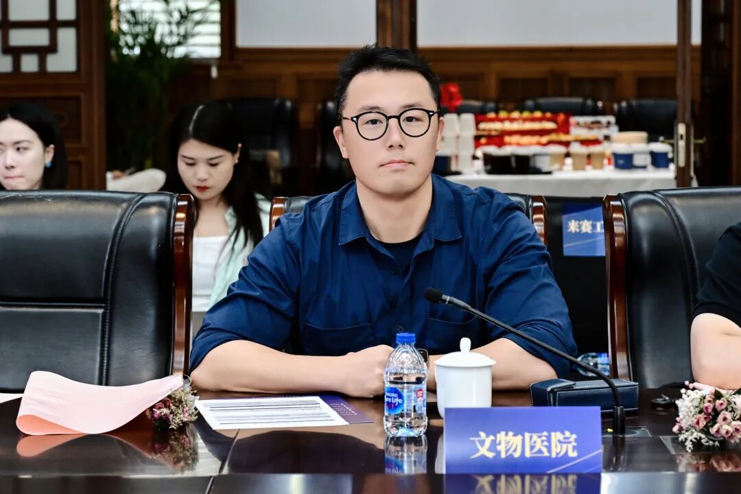 ▲上海博物馆文物修复专家，科普账号“文物医院"负责人张珮琛