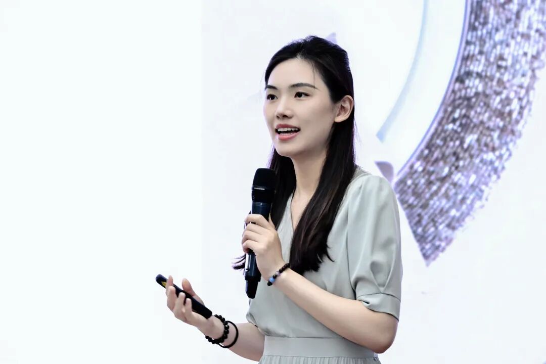 ▲吴佳妮介绍一张餐桌里的世界标准