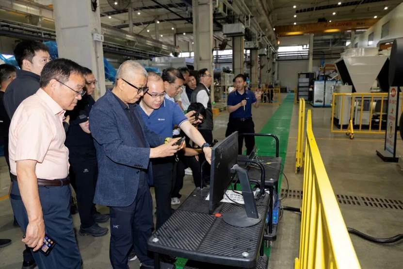 (图为鉴定委员会实地走进格力绿色智能水机基地考察样机)
