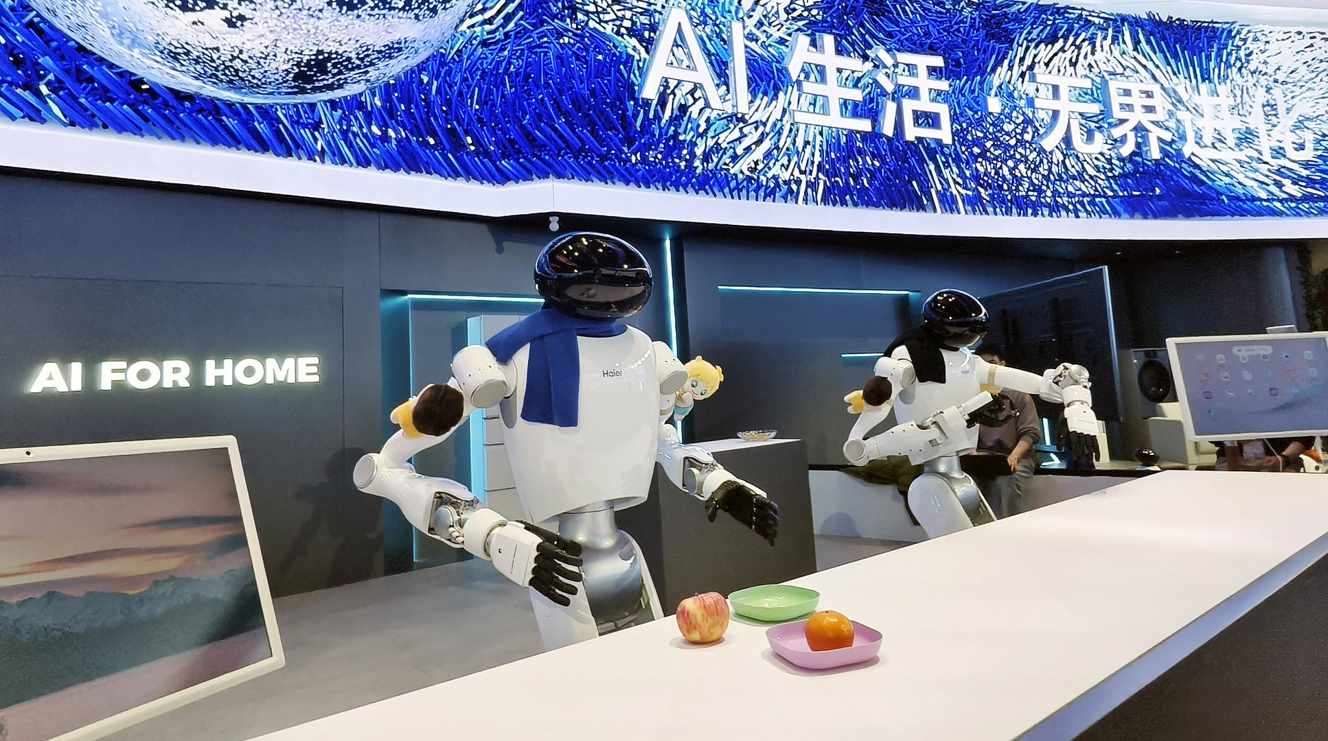 ▲海尔智家在2025中国家电及消费电子博览会展示的AI家务机器人（资料图）据视觉中国