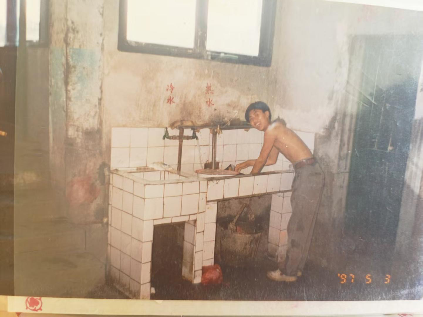 ▲当年从广东到河南郑州经过湖南时，朱师傅给陈先生拍的照片