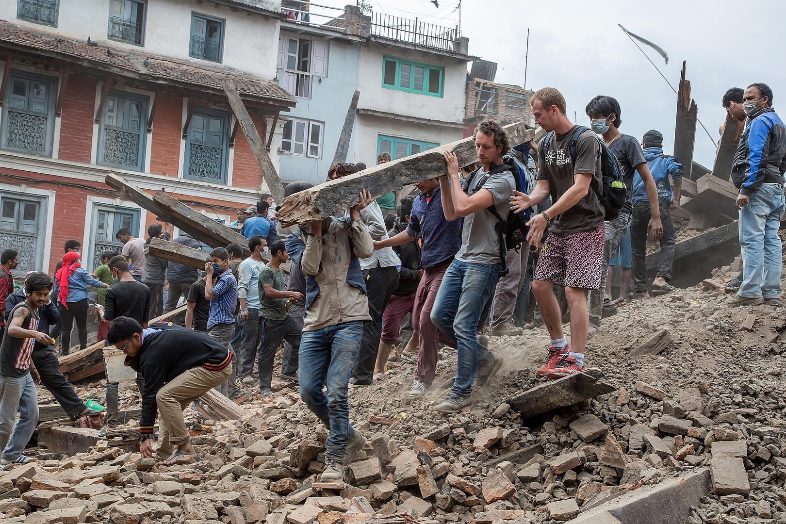 ▲当地时间2015年4月25日，尼泊尔发生8.1级地震，杜巴广场救援进行中（图据视觉中国）
