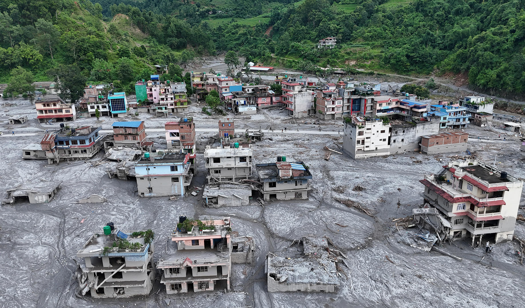 ▲当地时间2026年8月28日，尼泊尔努瓦科特，航拍画面显示德夫加特村在山洪后被碎石和泥浆覆盖（图据视觉中国）