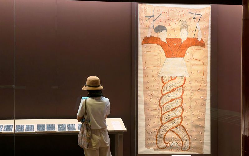 展出的《伏羲女娲像页》。新京报记者 王巍 摄