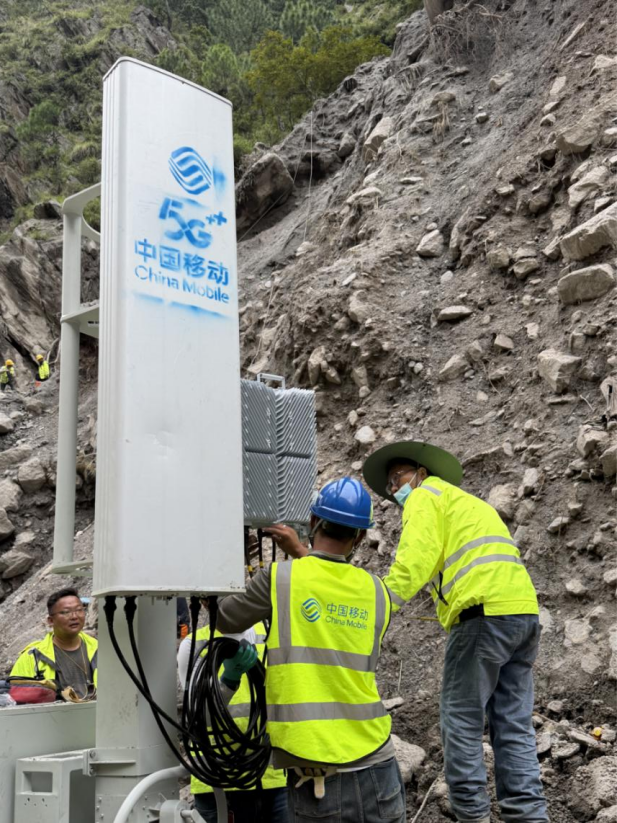 8月30日，中国移动工作人员在吉隆口岸900米处开通4/5G共模基站