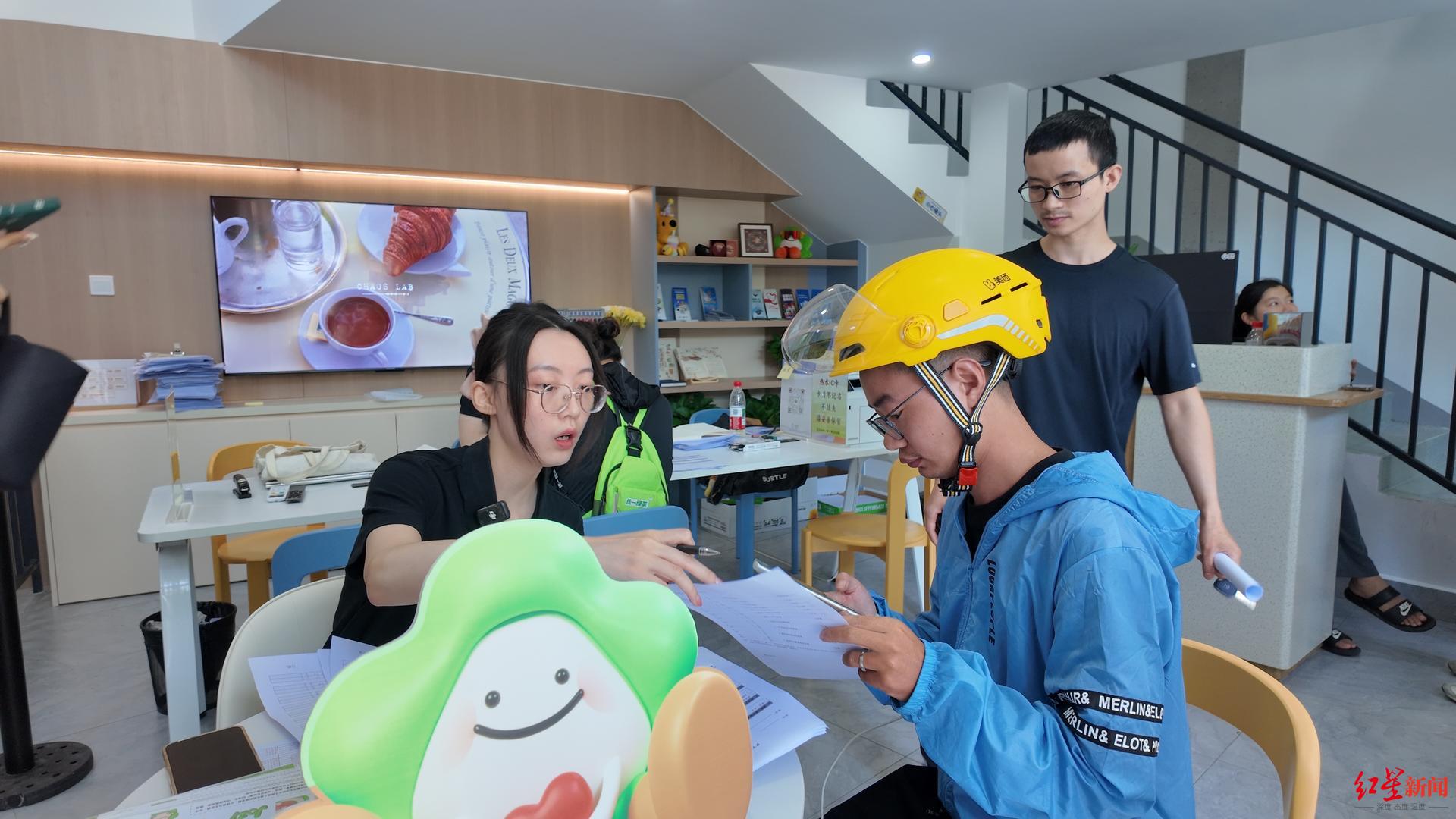 陈林正在咨询租房手续