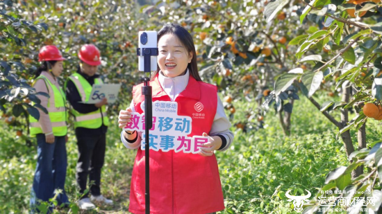 （移动人在郭大荣的果园内搭建直播间）