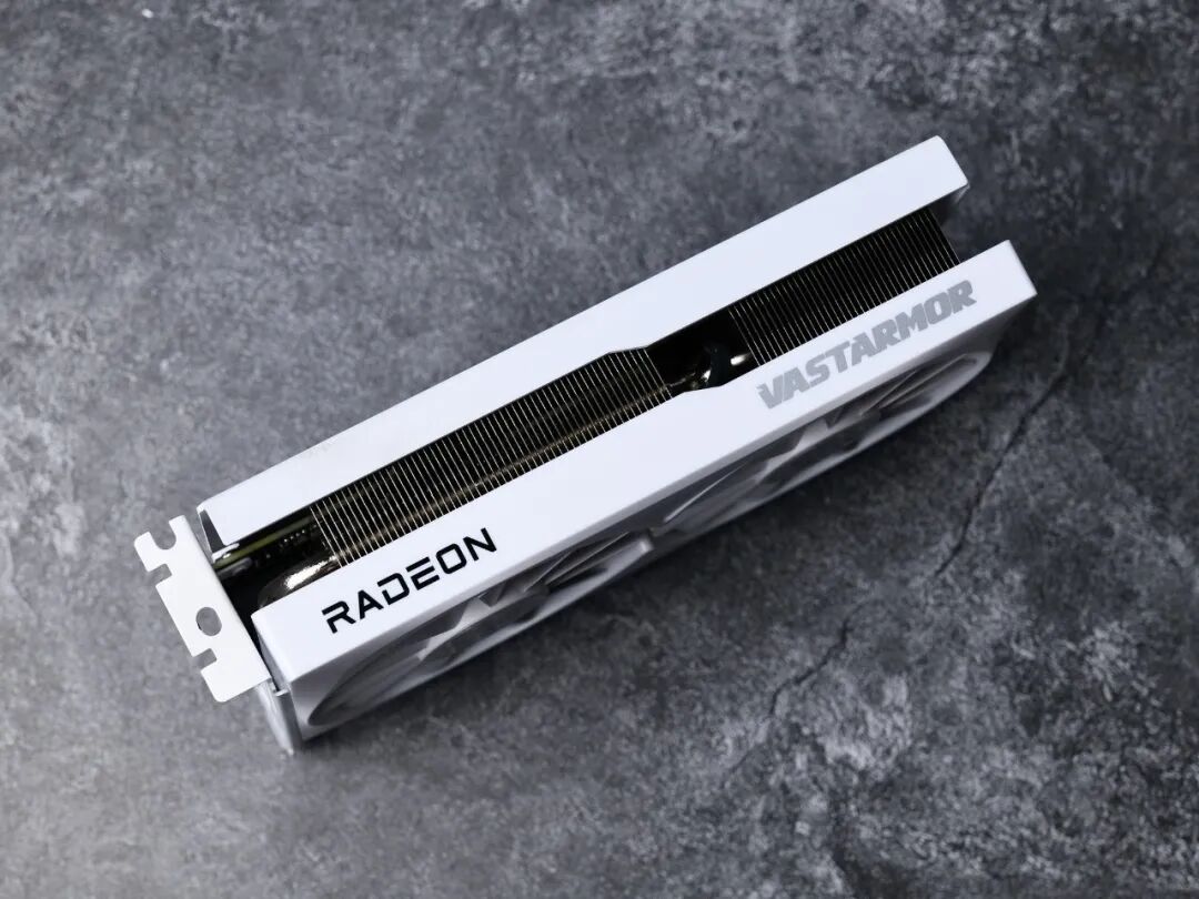 瀚铠RX 9060 XT 16G 白色合金V2显卡评测：16GB大显存 主流游戏新选择