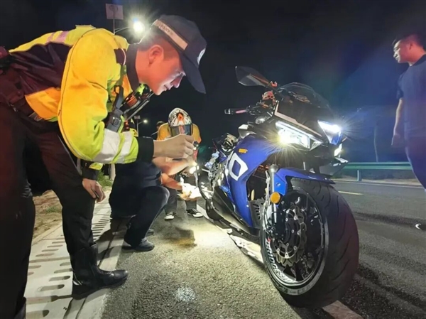男子开改装车路口疯狂漂移甩尾:罚款400元驾驶证记6分