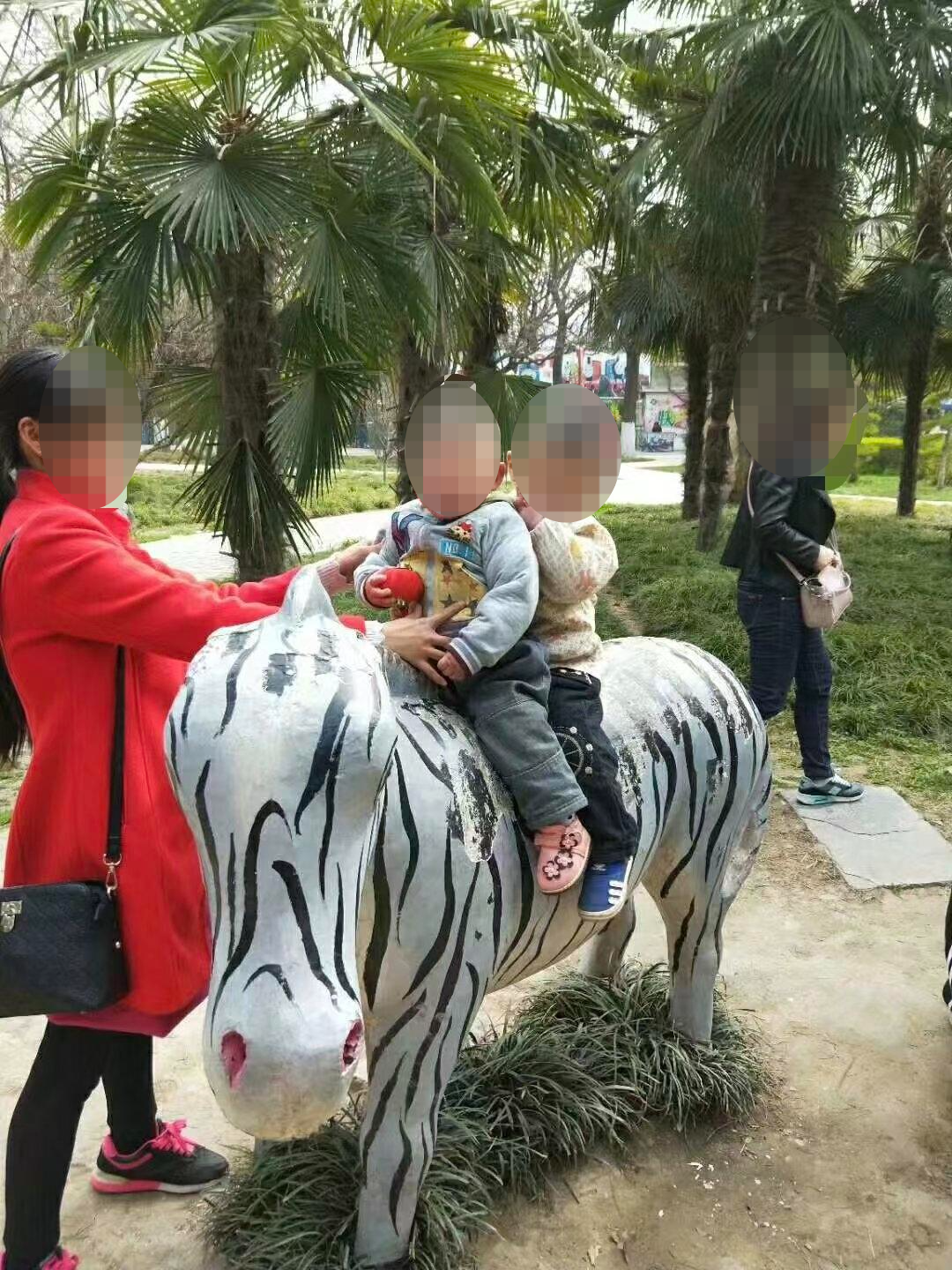 ▲苗苗与两个儿子 