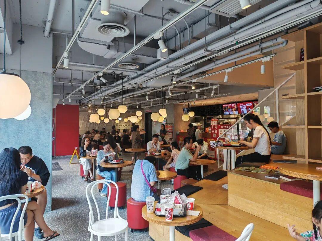 而在社交平台上，还有更多成都本地、其他城市乃至国外不同IP的成都人，写下了对这家店的回忆。
