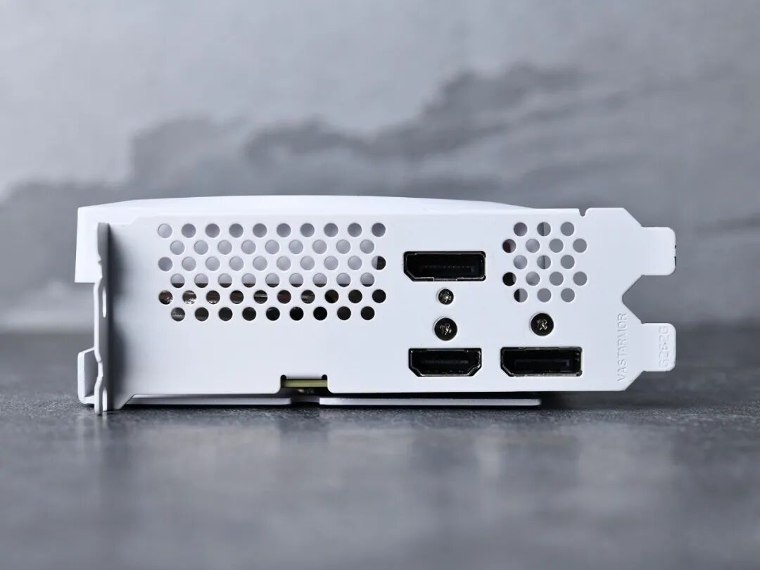 瀚铠RX 9060 XT 16G 白色合金V2显卡评测：16GB大显存 主流游戏新选择