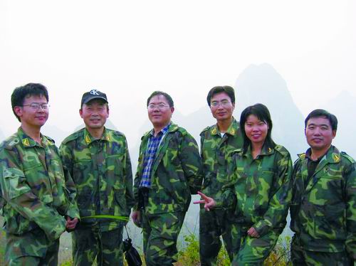 ②王克林（左三）、陈洪松（左四）等科研人员在野外调查。环江站供图