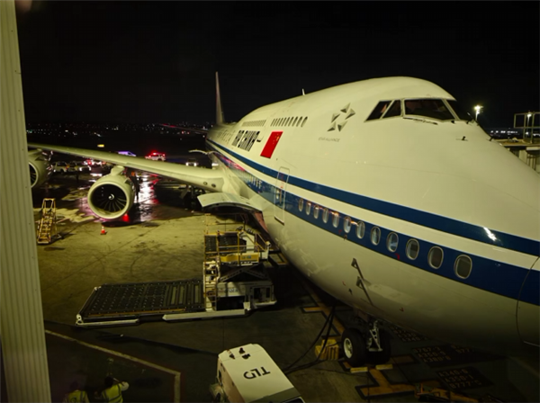 机务闯大祸！加油车未拔油管就开走 国航747-8客机被扯坏加油口 狂撒一地燃油