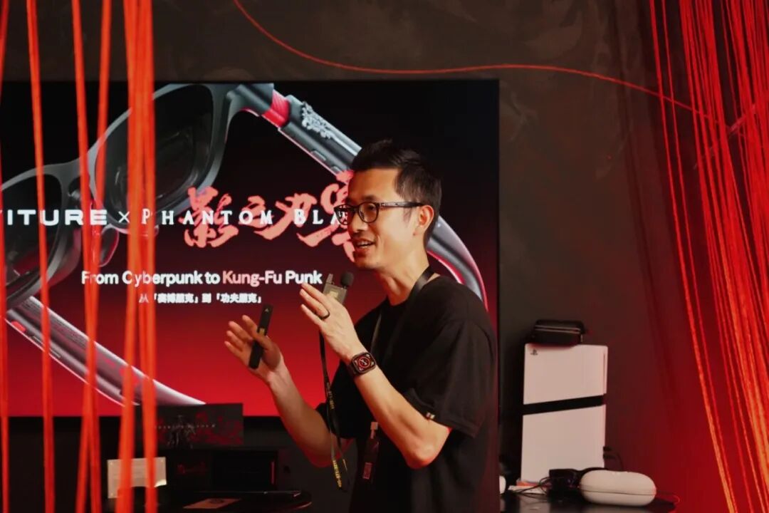 姜公略在现场讲述了他在去年的科隆游戏展上，和《影之刃零》开发商灵游坊团队相识，成为了这次合作的契机
