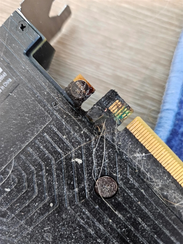 服役近十年早就过保！老款一体式水冷漏液：整套电脑直接报废