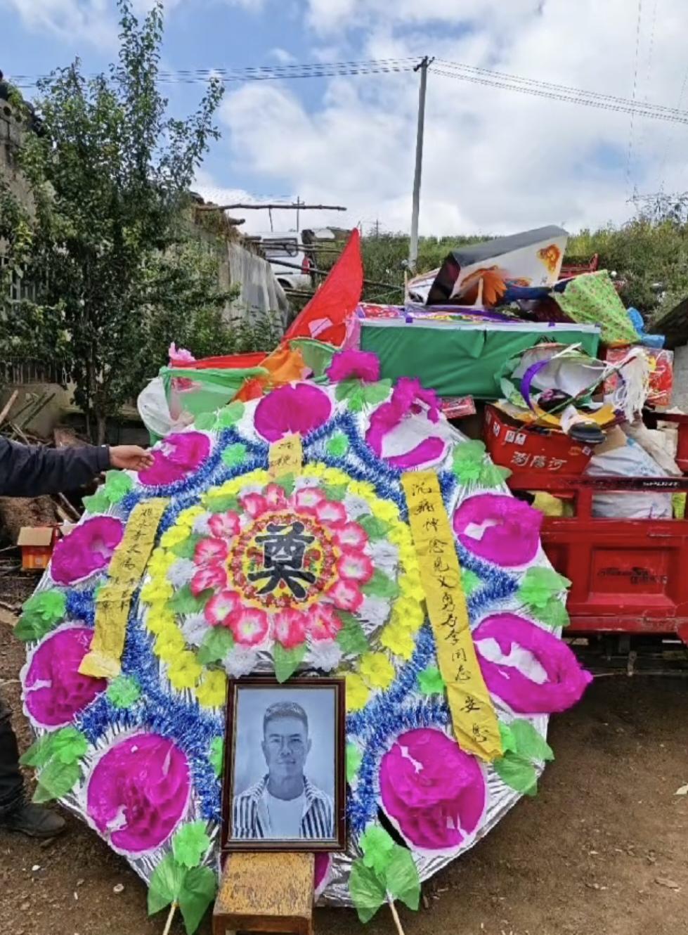 ▲悼念李奎的花圈