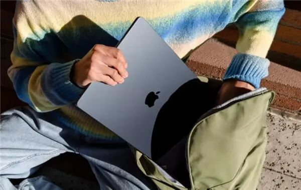 苹果2026秋季新品曝光汇总：iPhone Fold登场，OLED版MacBook Pro来了