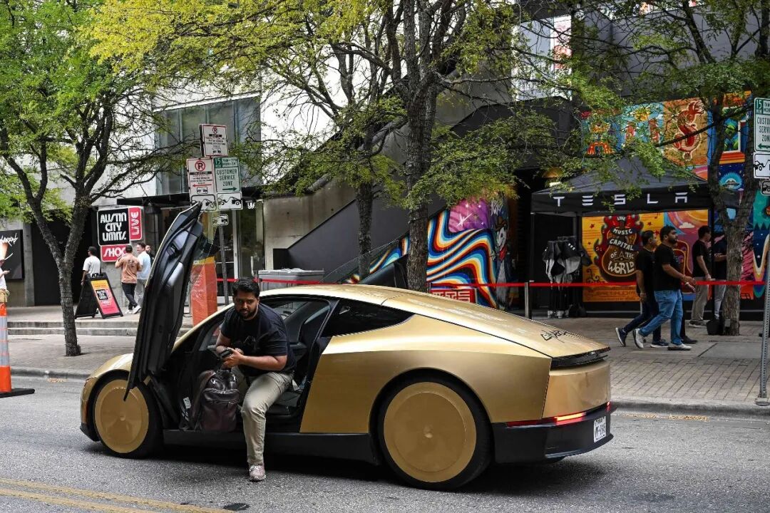 特斯拉和 Waymo 代表着 Robotaxi 的两条路线｜图片来源：视觉中国