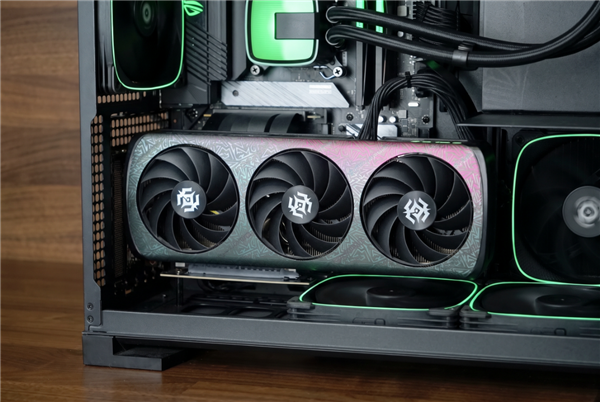 活泼涂鸦新潮流！索泰RTX 5060 XGAMING OC显卡图赏