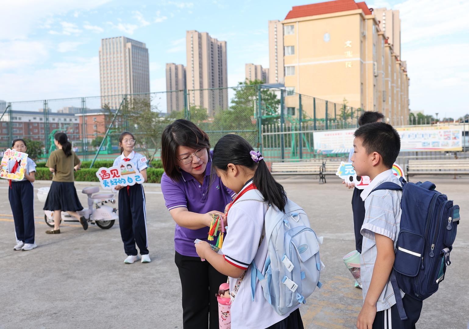 ↑9月1日，山东日照，中小学迎来新学期开学日。图据视觉中国
