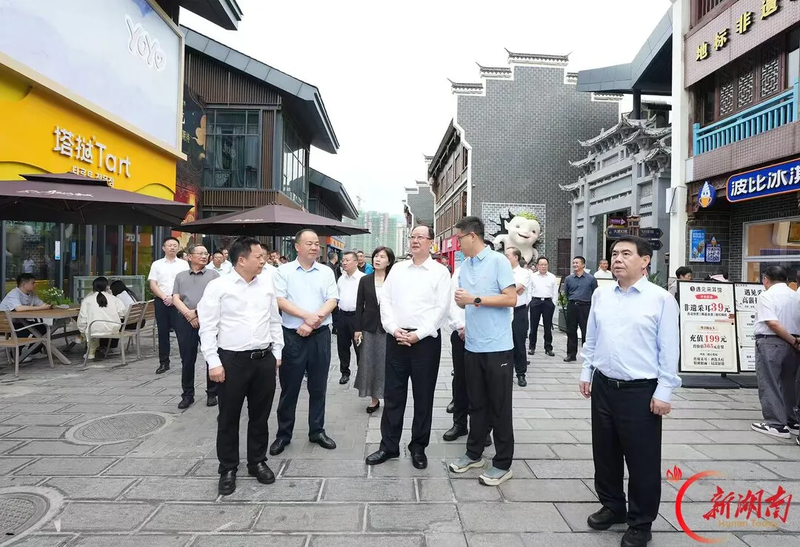 毛伟明在大庸古城调研