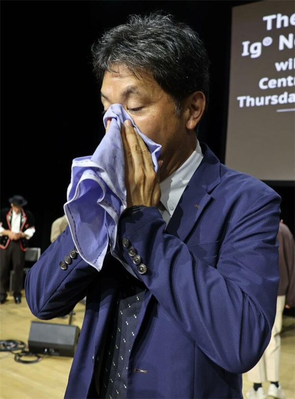 帮男生压枪 喝特浓蟑螂奶 今年的搞笑诺贝尔奖味太冲了