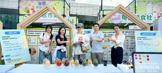 ▲多名消费者打卡驻足拼多多轻盈食光展区。主办方供图。