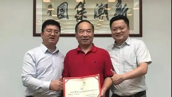 ▲王新潮（中），图源：新潮创投