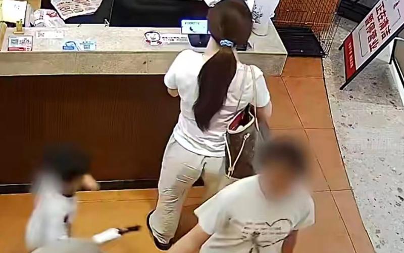 ▲“4岁男童被指摸臀”事件完整监控曝光，当事女子账号已被禁止关注。图/奔流新闻