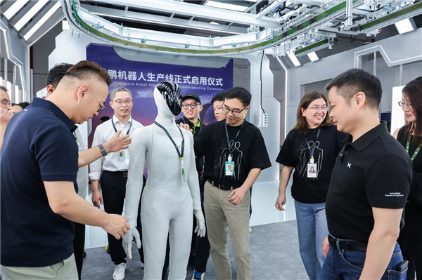 2027年交付!小鹏首位人形机器人自主走下产线:全身76个自由度