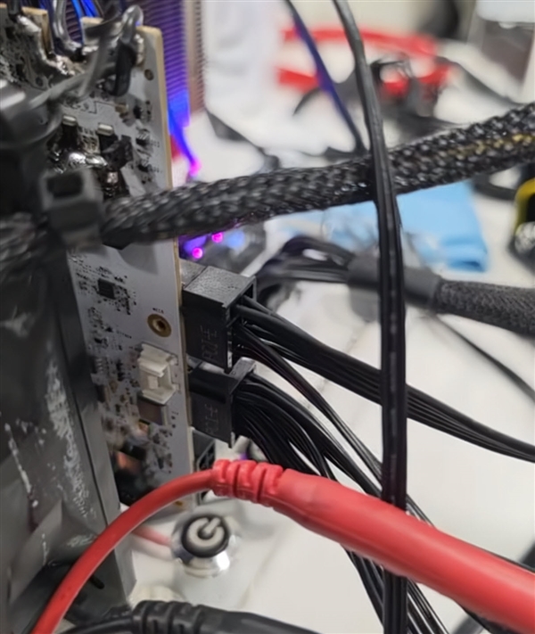 全球首块8pin供电RTX 5090!900W极限拷机1小时:线缆温度仅35℃