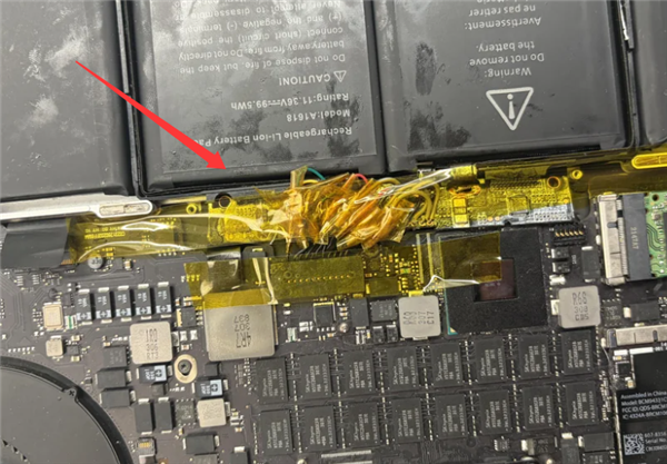 拿命在玩电脑！旧款MacBook电池型号买错用飞线强连：起火隐患极大