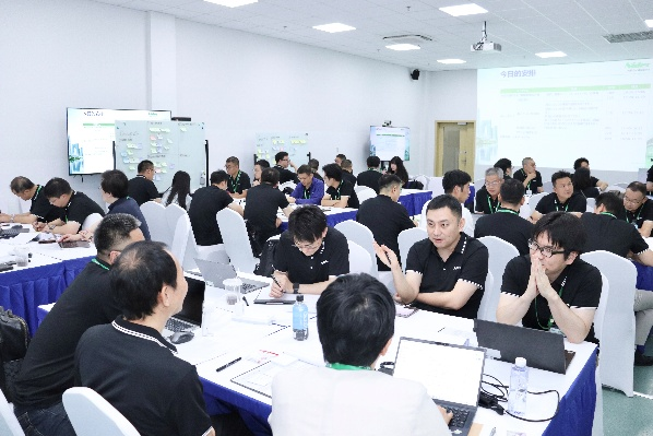 各小组围绕课题展开交流、汇报成果
