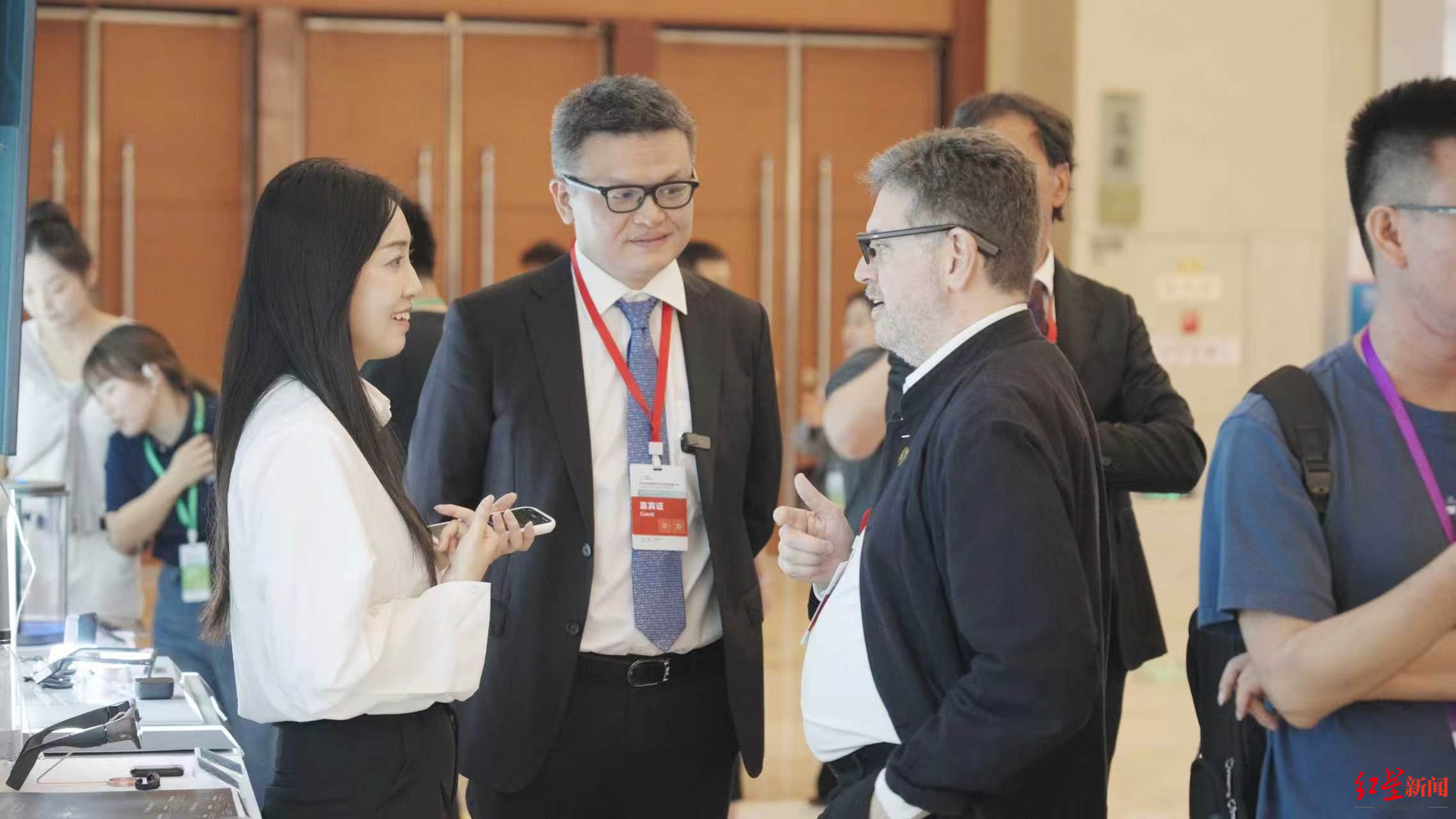 ▲成都国际友城大会现场，嘉宾体验影目智能眼镜